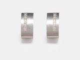 paire de boucles d'oreilles en or blanc et diamants sur fond blanc