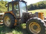 un tracteur qui est garé dans l'herbe
