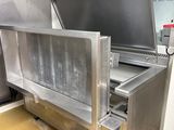 un four argenté avec une grande porte ouverte dans une cuisine
