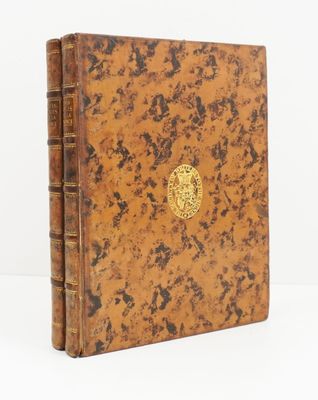un livre marron avec un emblème doré sur la couverture