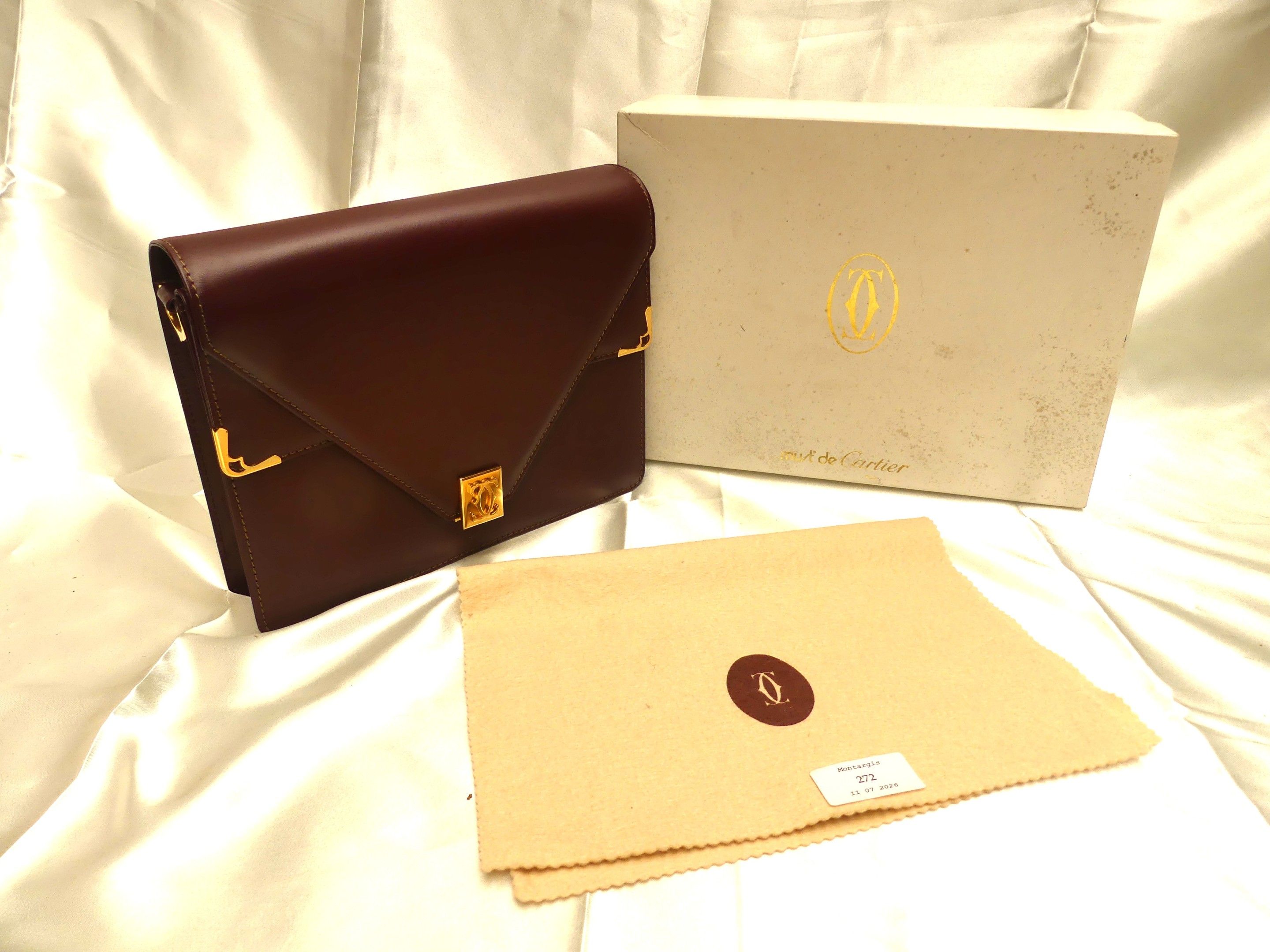 MUST DE CARTIER Sac bandoulière en cuir bordeaux. Avec son certificat d'authenticité et sa boite d'origine, 18 x 24 c...