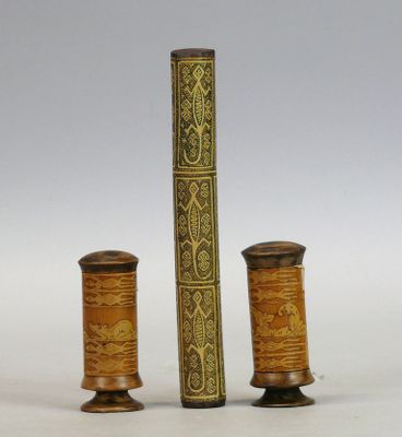 Trois contenants en bambou et bois aux fins décors mythologi…