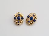 une paire de boucles d'oreilles en or et en lapis-lazuli