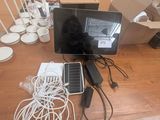 une image représentant un bureau avec un écran d'ordinateur et d'autres appareils électroniques