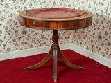 une petite table avec un plateau en bois posée sur un sol recouvert de moquette rouge