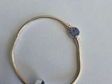 un gros plan sur un bracelet en argent orné d'une perle bleue