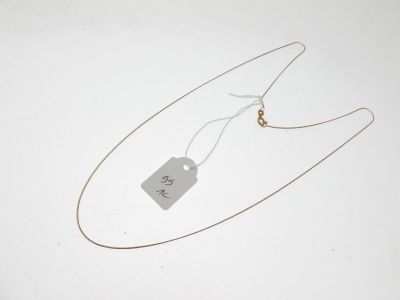 gros plan d'un collier auquel est attachée une étiquette