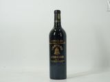 une bouteille de vin posée sur une table