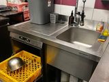 une cuisine équipée d'un évier et d'un lave-vaisselle