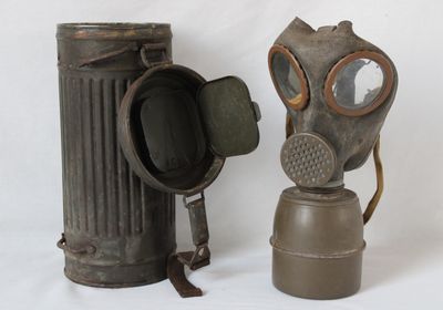 Etui de masque à gaz allemand modèle 38, on y joint un masqu…