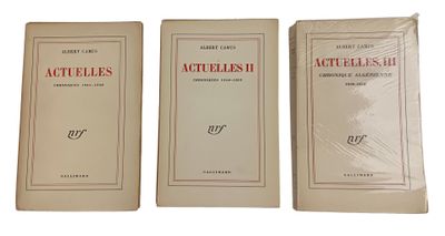 Trois livres sont posés sur une surface blanche ; l'un est rouge et l'autre est blanc.