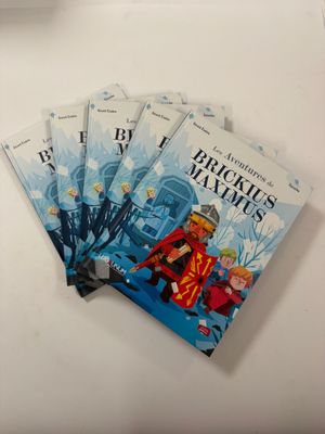 cinq livres pour enfants posés sur une table blanche