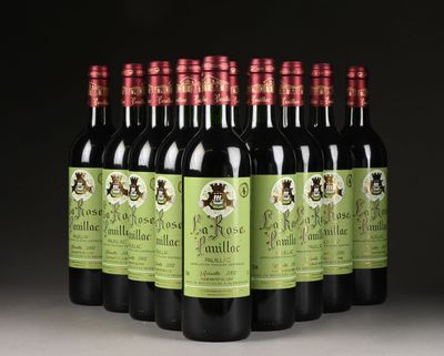 six bouteilles de vin rouge sont alignées