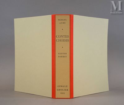 un livre orange et blanc avec une bande rouge sur la couverture