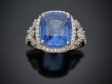 une bague en saphir bleu et diamant