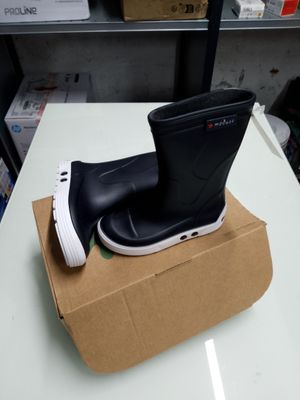 une paire de bottes de pluie noires posée sur une boîte en carton
