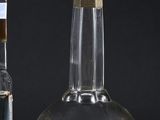 un flacon de parfum à côté d'un autre flacon de parfum sur une table