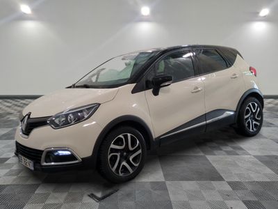 une voiture blanche garée dans une pièce au sol en damier