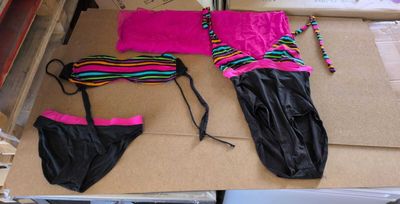 deux photos de maillots de bain pour femme et un maillot de bain dans une boîte