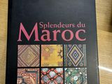 Le livre est posé sur une table, à côté d'une tasse de café.