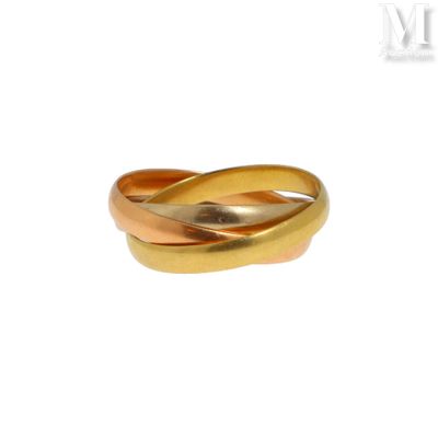 une image d'une bague en or sur fond blanc