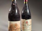 deux bouteilles de vin posées l'une à côté de l'autre sur une table