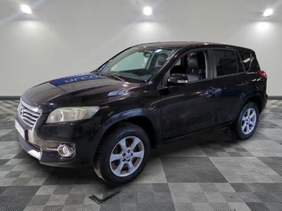 une photo d'une Toyota RAV noire garée sur un sol à damier