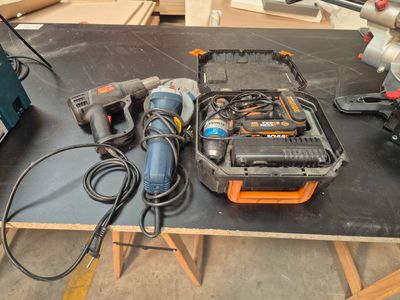 many tools that are sitting on a table