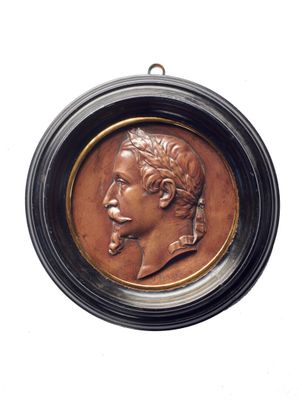 une image représentant un médaillon en bronze à l'effigie d'un homme