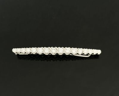 BROCHE barrette en or gris serti de 16 diamants taille brill…