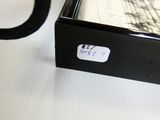 une photo d'une boîte noire sur laquelle est collé un autocollant