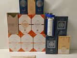 plusieurs boîtes de cigarettes sont empilées les unes sur les autres