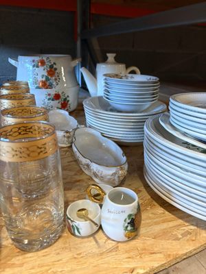 de nombreuses assiettes et tasses posées sur une table en bois