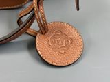 un sac marron sur lequel est accrochée une étiquette marron