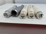 quatre types différents de fils électriques posés sur une table