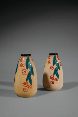 deux petits vases décorés, posés sur une table
