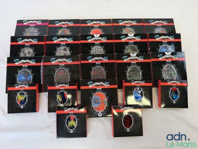 un grand nombre de badges posés sur une table
