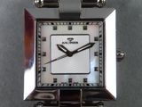 gros plan d'une montre sur une table