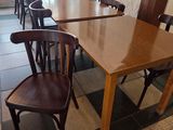 Dans un restaurant, les tables et les chaises sont alignées en rangée.