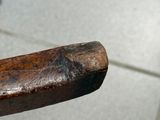 un gros plan d'une batte de baseball avec un manche en bois