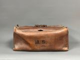 une photo d'un sac à main en cuir marron orné d'un monogramme