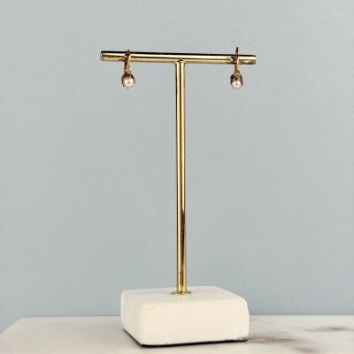 une lampe de table en marbre blanc et doré, posée sur un socle en marbre