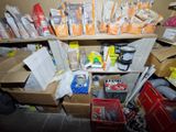 de nombreuses boîtes de nourriture sur les étagères de la pièce