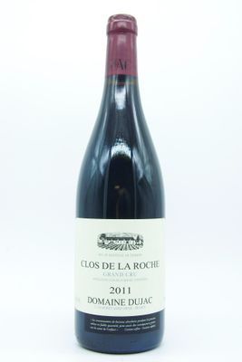 une bouteille de vin posée sur une table
