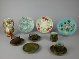 plusieurs assiettes et tasses posées sur une table