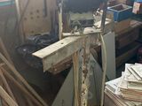un tas de bois au milieu d'une pièce