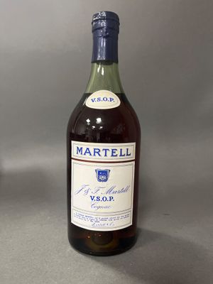une bouteille de vin posée sur une table