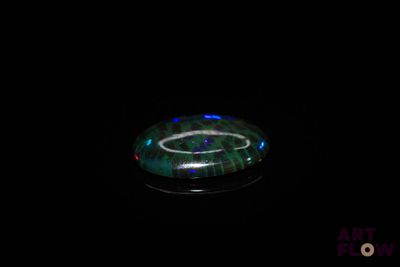 l'image d'un objet en verre dans l'obscurité