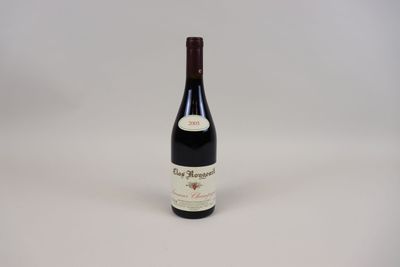 la bouteille de vin est posée sur une surface blanche