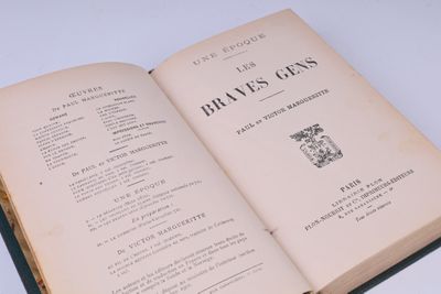 un livre ouvert posé sur une table